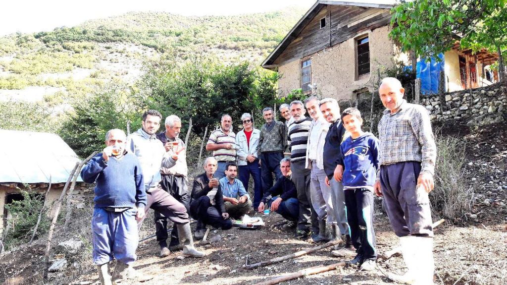 بر چرخ فلک هیچ کسی چیر نشد وز خوردن آدمی زمین سیر نشد مغرور بدانی که نخورده‌ست تو را تعجیل مکن هم بخورد دیر نشد